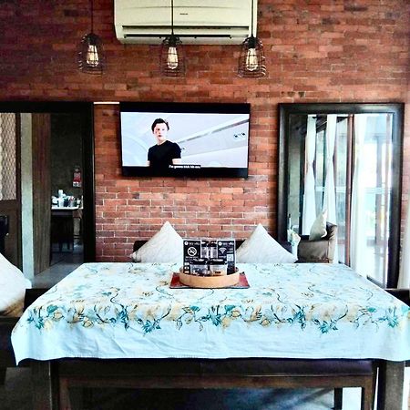 Isla Villa 1 Amazing Waterfall Pool House Near Beach, Bars & Restaurants Lapu-Lapu City Bagian luar foto