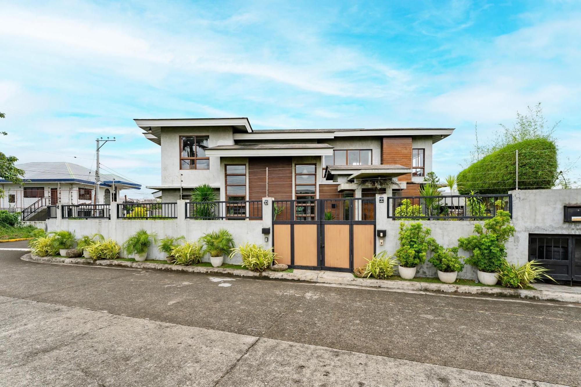 Isla Villa 1 Amazing Waterfall Pool House Near Beach, Bars & Restaurants Lapu-Lapu City Bagian luar foto